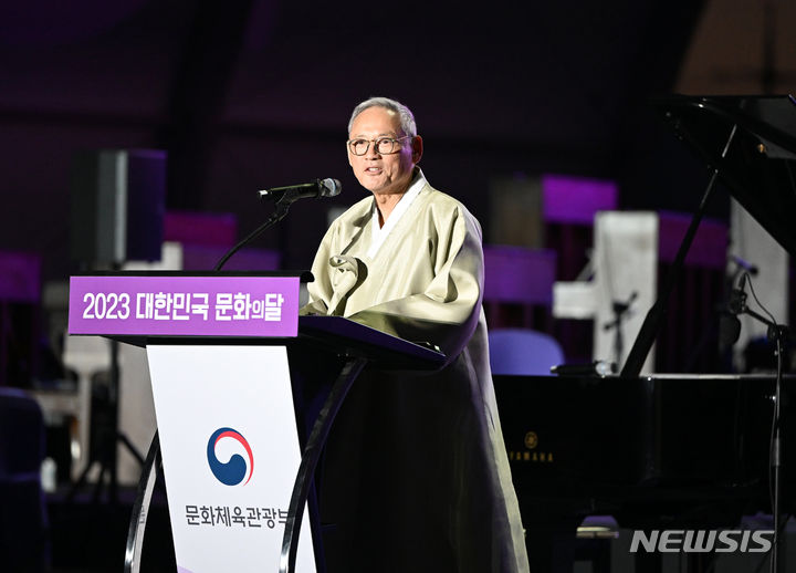 [신안=뉴시스] 김혜인 기자 = 유인촌 문화체육관광부 장관이   21일 오후 전남 신안군 자은면 뮤지엄파크 특설무대에서 문체부가 주관한 '2023 대한민국문화의 달' 기념식에 참석해 축사하고 있다. 2023.10.21. hyein0342@newsis.com