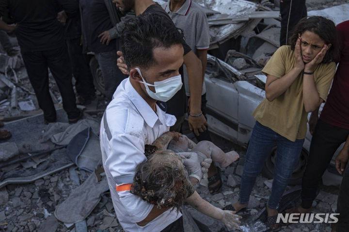 [칸유니스= AP/뉴시스] 가자지구의 이스라엘군 공습으로 폐허에 묻혔던&nbsp; 아기의 시신을 보고 놀라는 팔레스타인 소녀. 2023. 12.20.