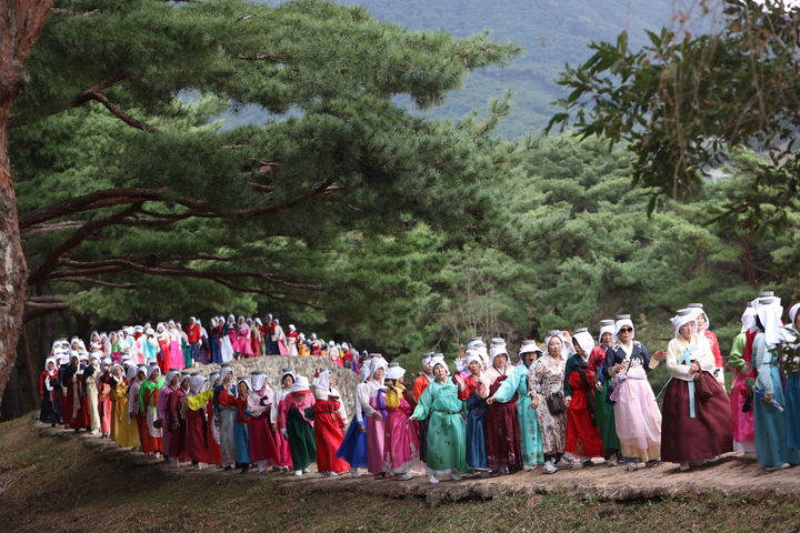 [고창=뉴시스] 김종효 기자 = 지난 21일 전북 고창읍 고창읍성(모양성)에서 펼쳐진 '제50회 모양성제' 하이라이트 '답성놀이', 넓은 돌을 머리 위에 올린 여성들의 무병장수와 극락왕생을 빌며 모양성 성곽길을 돌고 있다. (사진 = 고창군 제공) 2023.10.22. photo@newsis.com  *재판매 및 DB 금지