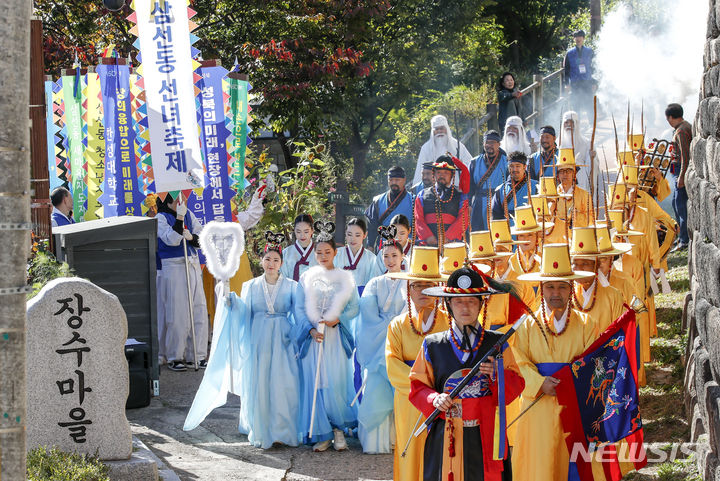 [서울=뉴시스] 정병혁 기자 = 22일 서울 성북구 한양도성 장수마을에서 삼선동 선녀축제 일환으로 선녀하강 퍼레이드가 열리고 있다. 2023.10.22. jhope@newsis.com