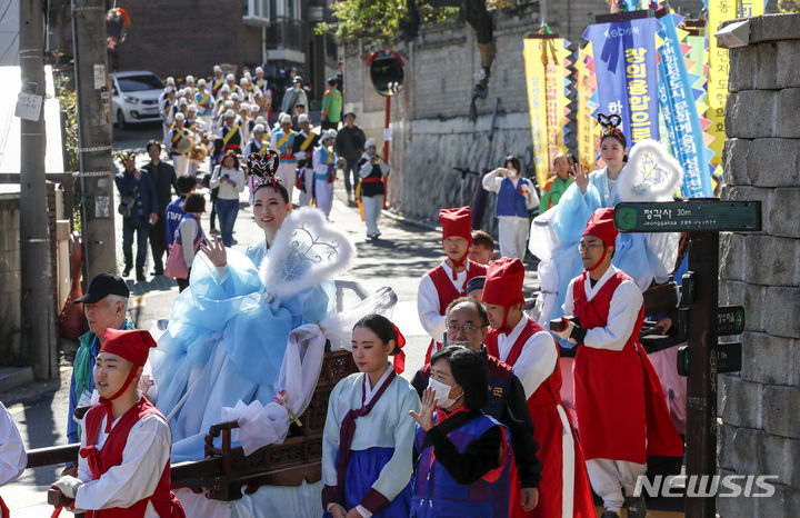 [서울=뉴시스] 정병혁 기자 = 22일 서울 성북구 한양도성 장수마을에서 삼선동 선녀축제 일환으로 선녀하강 퍼레이드가 열리고 있다. 2023.10.22. jhope@newsis.com