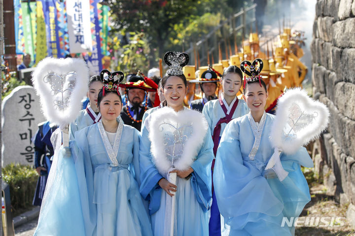 [서울=뉴시스] 정병혁 기자 = 22일 서울 성북구 한양도성 장수마을에서 삼선동 선녀축제 일환으로 선녀하강 퍼레이드가 열리고 있다. 2023.10.22. jhope@newsis.com