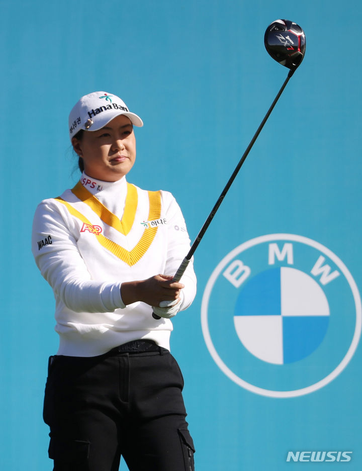 [파주=뉴시스] 김진아 기자 = 이민지가 22일 경기 파주 서원밸리 컨트리클럽 서원힐스에서 열린 LPGA 투어 'BMW 레이디스 챔피언십 2023' 파이널 라운드 1번홀에서 티샷을 앞두고 있다. 2023.10.22. bluesoda@newsis.com