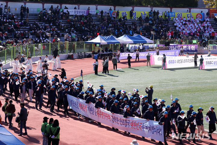 [서울=뉴시스] 배훈식 기자 = 제41회 대통령기 이북도민 체육대회가 열린 22일 오전 서울 용산구 효창운동장에서 참가 선수단이 입장하고 있다. 2023.10.22. dahora83@newsis.com