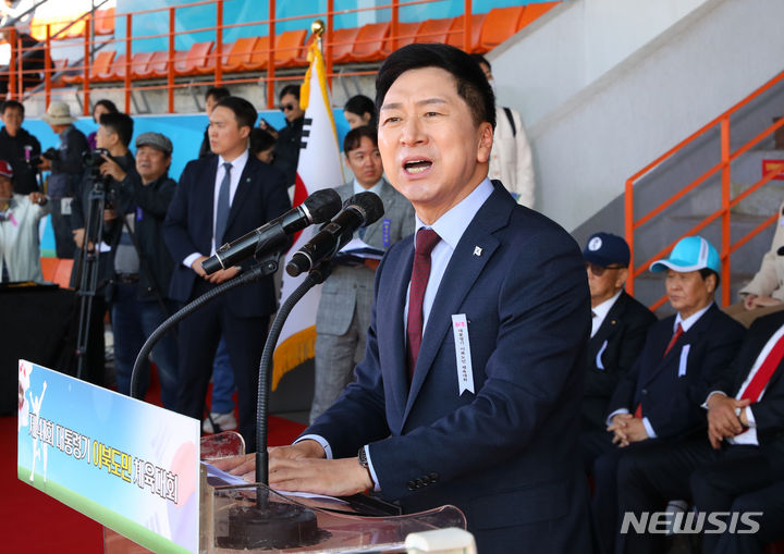 [서울=뉴시스] 배훈식 기자 = 김기현 국민의힘 대표가 22일 오전 서울 용산구 효창운동장에서 열린 제41회 대통령기 이북도민 체육대회에 참석해 축사를 하고 있다. 2023.10.22. dahora83@newsis.com