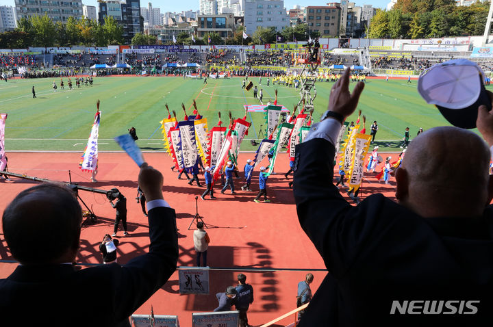 [서울=뉴시스] 배훈식 기자 = 제41회 대통령기 이북도민 체육대회가 열린 22일 오전 서울 용산구 효창운동장에서 참가 선수단이 입장하고 있다. 2023.10.22. dahora83@newsis.com
