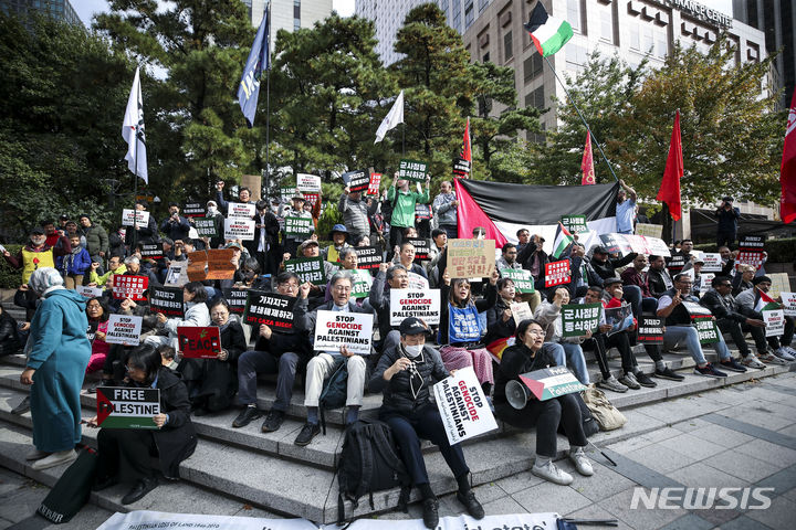 [서울=뉴시스] 정병혁 기자 = 22일 서울 중구 서울파이낸스센터 앞에서 열린 '이스라엘은 팔레스타인 집단학살을 멈춰라' 집회에서 이스라엘의 가자지구 공격을 규탄하는 한국시민사회 긴급행동을 비롯한 팔레스타인인과 참가자들이 피켓을 들고 있다. 2023.10.22. jhope@newsis.com