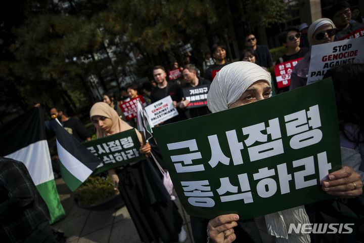 [서울=뉴시스] 정병혁 기자 = 22일 서울 중구 서울파이낸스센터 앞에서 열린 '이스라엘은 팔레스타인 집단학살을 멈춰라' 집회에서 이스라엘의 가자지구 공격을 규탄하는 한국시민사회 긴급행동을 비롯한 팔레스타인인과 참가자들이 피켓을 들고 있다. 2023.10.22. jhope@newsis.com