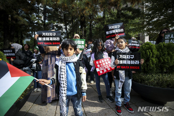 [서울=뉴시스] 정병혁 기자 = 22일 서울 중구 서울파이낸스센터 앞에서 열린 '이스라엘은 팔레스타인 집단학살을 멈춰라' 집회에서 이스라엘의 가자지구 공격을 규탄하는 한국시민사회 긴급행동을 비롯한 팔레스타인인과 참가자들이 피켓을 들고 있다. 2023.10.22. jhope@newsis.com