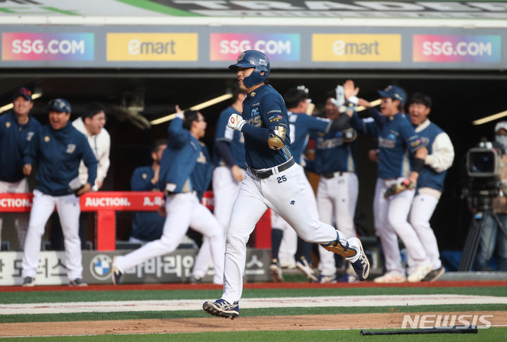 [인천=뉴시스] 고승민 기자 = 22일 인천 SSG랜더스필드에서 열린 2023 KBO 포스트시즌 준플레이오프 NC다이노스 대 SSG랜더스 경기 1차전, NC 공격 8회초 1사 1루 상황 8번타자 김성욱이 좌중간 뒤 홈런을 치고 기뻐하고 있다. 2023.10.22. kkssmm99@newsis.com