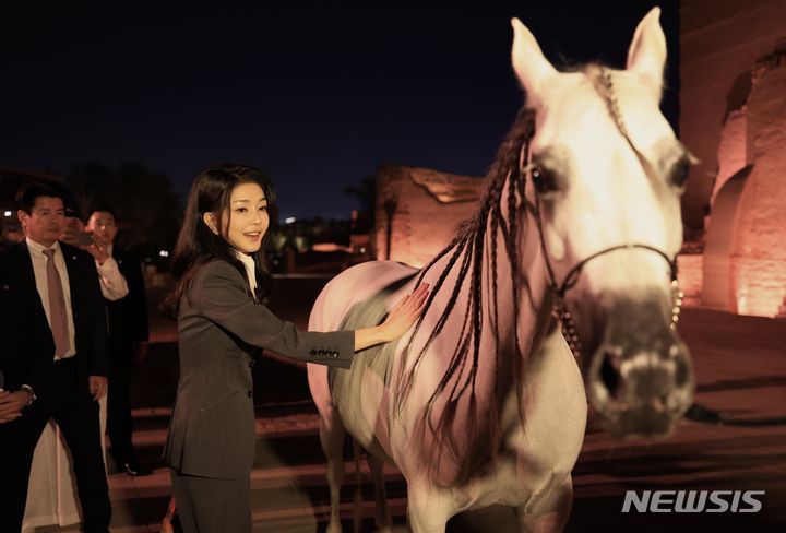 [리야드=뉴시스] 전신 기자 = 사우디아라비아를 국빈 방문한 윤석열 대통령 부인 김건희 여사가 21일(현지시간) 리야드 인근 디리야 유적지를 방문해 아라비아 말을 살펴보고 있다. (공동취재) 2023.10.22. photo1006@newsis.com