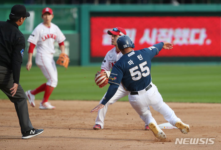 [인천=뉴시스] 고승민 기자 = 22일 인천 SSG랜더스필드에서 열린 2023 KBO 포스트시즌 준플레이오프 NC다이노스 대 SSG랜더스 경기 1차전, NC공격 1사 1루 상황 5번타자 권희동 타석 때 1루주자 마틴이 2루로 도루를 시도하고 있다. 2023.10.22. kkssmm99@newsis.com