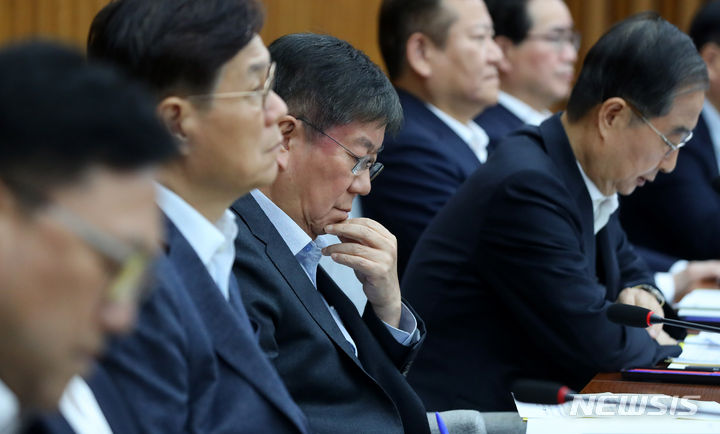 [서울=뉴시스] 추상철 기자 = 김대기 대통령 비서실장이 22일 오후 서울 여의도 국회에서 열린 제13차 고위당정협의회에서 한덕수 국무총리의 발언을 듣고 있다. 2023.10.22. scchoo@newsis.com