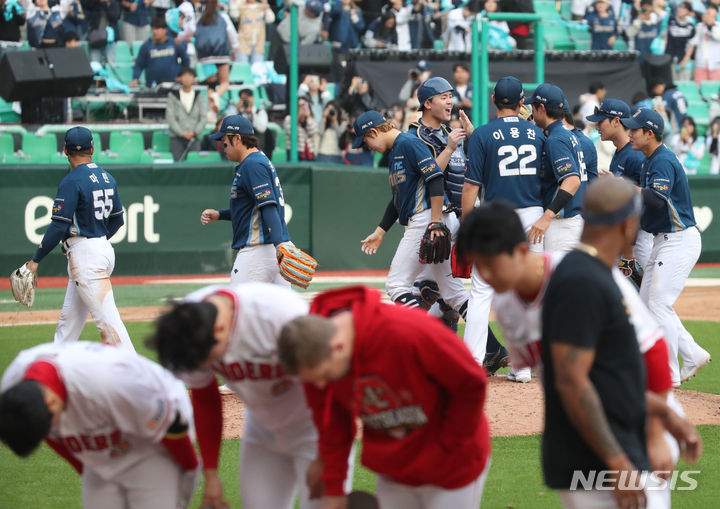 [인천=뉴시스] 고승민 기자 = 22일 인천 SSG랜더스필드에서 열린 2023 KBO 포스트시즌 준플레이오프 NC다이노스 대 SSG랜더스 경기 1차전, 4대3으로 SSG을 꺾은 NC 선수들이 자축하고 있다. 2023.10.22. kkssmm99@newsis.com
