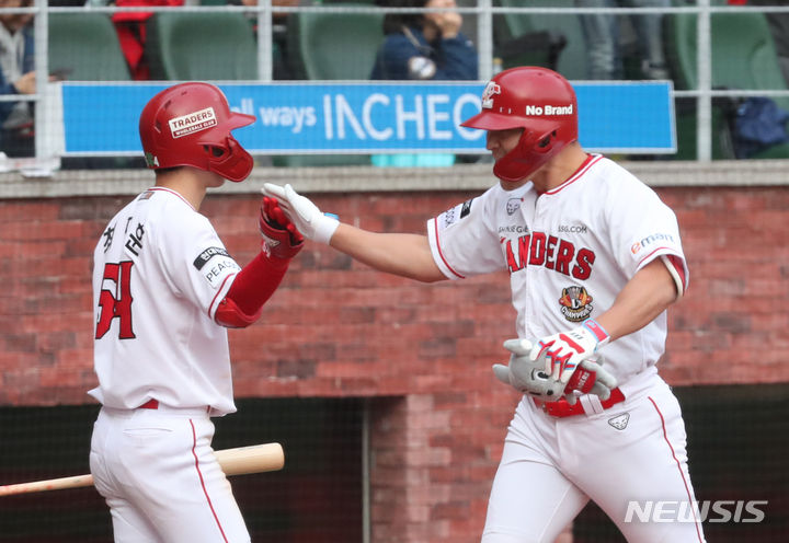 [인천=뉴시스] 고승민 기자 = 22일 인천 SSG랜더스필드에서 열린 2023 KBO 포스트시즌 준플레이오프 NC다이노스 대 SSG랜더스 경기 1차전, SSG 공격 9회말 무사 1루 상황 6번타자 하재훈이 2점 홈런을 치고 기뻐하고 있다. 2023.10.22. kkssmm99@newsis.com