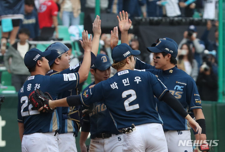 [인천=뉴시스] 고승민 기자 = 22일 인천 SSG랜더스필드에서 열린 2023 KBO 포스트시즌 준플레이오프 NC다이노스 대 SSG랜더스 경기 1차전, 4대3으로 SSG을 꺾은 NC 선수들이 자축하고 있다. 2023.10.22. kkssmm99@newsis.com