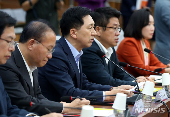 [서울=뉴시스] 추상철 기자 = 김기현 국민의힘 당 대표가 22일 오후 서울 여의도 국회에서 열린 제13차 고위당정협의회에서 발언을 하고 있다. 2023.10.22. scchoo@newsis.com