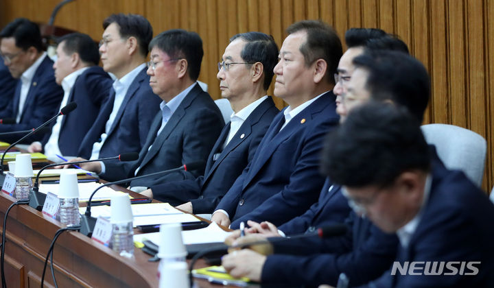 [서울=뉴시스] 추상철 기자 = 한덕수 국무총리, 김대기 대통령 비서실장 등 정부 관계자가 22일 오후 서울 여의도 국회에서 열린 제13차 고위당정협의회에서 김기현 국민의힘 당 대표의 발언을 듣고 있다. 2023.10.22. scchoo@newsis.com