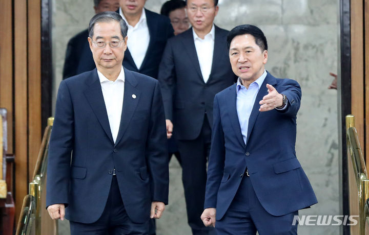 [서울=뉴시스] 추상철 기자 = 김기현 국민의힘 당 대표와 한덕수 국무총리가 22일 오후 서울 여의도 국회에서 열린 제13차 고위당정협의회에 참석하고 있다. 2023.10.22. scchoo@newsis.com