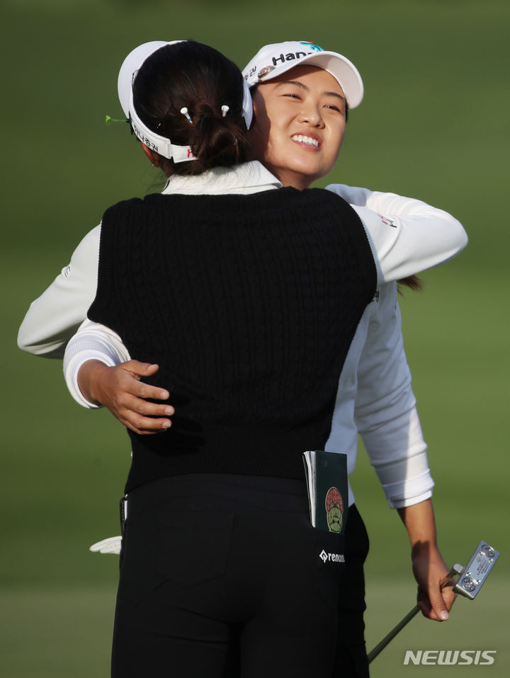 파주=뉴시스] 김진아 기자 = 이민지가 22일 경기 파주 서원밸리 컨트리클럽 서원힐스에서 열린 LPGA 투어 'BMW 레이디스 챔피언십 2023' 파이널 라운드 18홀을 마친 뒤 리디아 고와 인사하고 있다. 2023.10.22. bluesoda@newsis.com