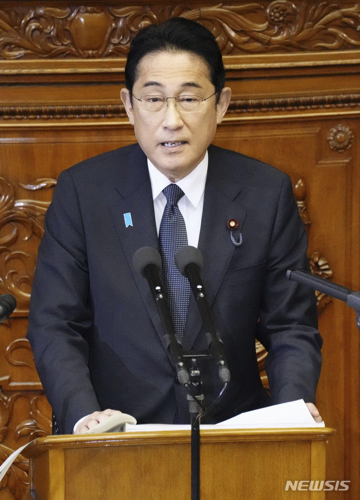 [도쿄=AP·교도/뉴시스]기시다 후미오(岸田文雄) 총리는 내달 2일 기자회견을 가지고 경제대책을 발표할 예정이라고 일본 정부가 31일 발표했다. 사진은 기시다 총리가 지난 23일 임시국회에서 소신표명 연설을 하고 있는 모습. 2023.10.31.