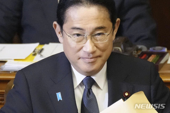 [도쿄=AP/뉴시스]기시다 후미오 일본 총리가 검토를 지시한 세수증액 환원책에 대해 일본 정부가 소득세 등을 1인당 연간 4만엔(약 36만원) 가량 공제하는 '정액감세'를 실시하는 방향으로 검토 중이다. 사진은 기시다 후미오 일본 총리가 23일 임시국회에서 정책연설을 준비하고 있는 모습. 2023.10.25.
