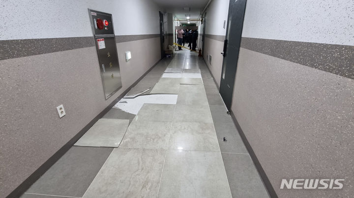 [광주=뉴시스] 변재훈 기자 = 23일 오전 4시 2분께 광주 서구 농성동 한 주상복합 오피스텔 복도 바닥 타일에서 들뜸 현상이 발생했다는 신고가 접수돼 입주민 대피 소동이 빚어졌다. (사진=독자 제공) 2023.10.23. photo@newsis.com *재판매 및 DB 금지