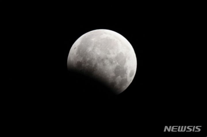 [서울=뉴시스]지난 2017년 8월8일 촬영된 부분월식. (사진=천문연 제공)