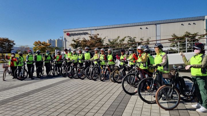 [진주=뉴시스]진주시 여성 자전거 투어단, 한국채색화의 흐름Ⅱ 자전거 투어. *재판매 및 DB 금지