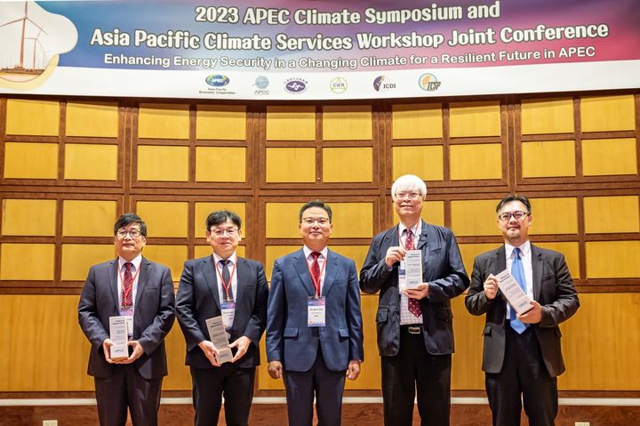 [부산=뉴시스] 2023년도 APEC 기후심포지엄에서 APEC기후센터 신도식 원장(가운데)이 대만기상청 치아핑 쳉 청장(왼쪽 1번째) 등 이번 행사 개최와 관련 협력·지원한 대만 측 기관장들에게 감사패 전달 후 기념 촬영을 하고 있다. (사진=APEC 기후센터 제공) *재판매 및 DB 금지