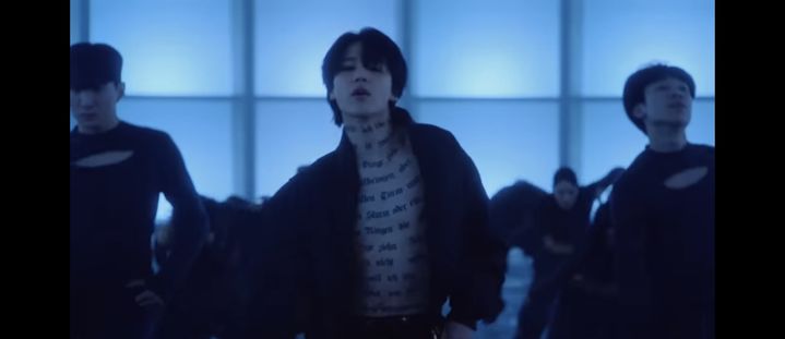 [서울=뉴시스] 지민 '셋 미 프리 파트 투' 뮤직비디오 중. 지민의 반신에 독일 시인 라이너 릴케의 '넓어지는 원' 구절이 새겨져 있다. (사진 = 빅히트뮤직 제공) 2023.10.23. photo@newsis.com *재판매 및 DB 금지