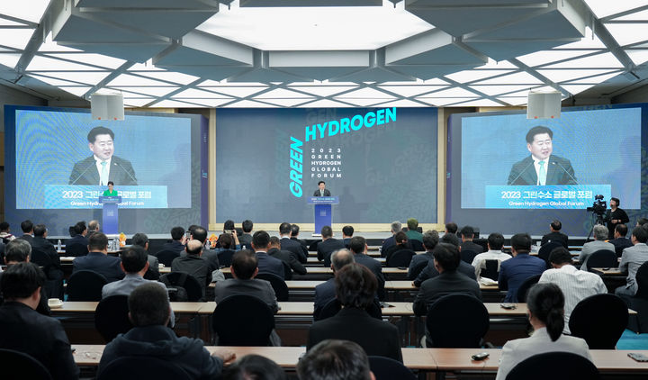 [제주=뉴시스] 오영훈 제주도지사가 23일 제주국제컨벤션센터에서 열린 2023 그린수소 글로벌 포럼에 참석, 환영사를 하고 있다. (사진=제주도 제공) 2023.10.23. photo@newsis.com *재판매 및 DB 금지