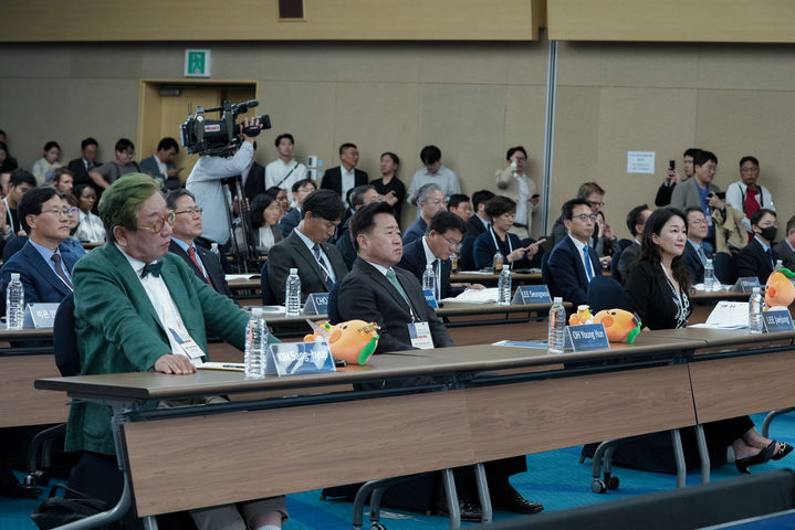 [제주=뉴시스] 23일 제주국제컨벤션센터에서 ‘청정수소 선도 국가, 지속가능한 국제적 협력을 향해(Leading the Clean Hydrogen Nation, Towards Sustainable International Collaboration)’를 주제로 한 2023 그린수소 글로벌 포럼 개회식이 진행되고 있다. (사진=제주도 제공) 2023.10.23. photo@newsis.com *재판매 및 DB 금지