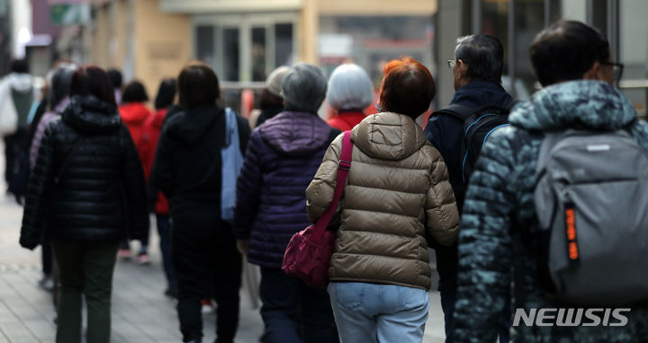 [서울=뉴시스] 김금보 기자 = 일요일인 29일은 전국이 대체로 맑은 가운데 일교차가 10~15도로 커 건강관리에 유의해야겠다. 사진은 지난 23일 오전 서울 중구 명동거리에서 관광객들이 초겨울 옷차림으로 이동하고 있는 모습. 2023.10.23. kgb@newsis.com