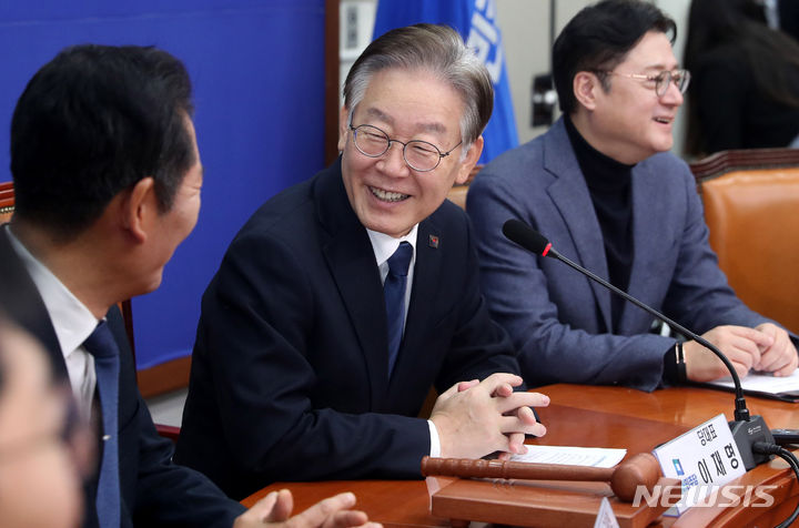 [서울=뉴시스] 추상철 기자 = 35일만에 당무에 복귀한 이재명 더불어민주당 대표가 23일 오전 서울 여의도 국회에서 열린 최고위원회의 시작 전 의원들과 대화하고 있다. 2023.10.23. scchoo@newsis.com