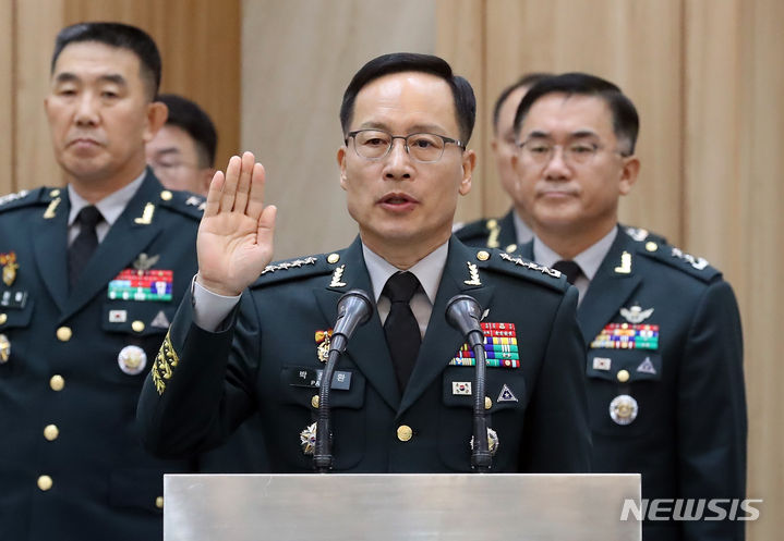 [계룡대=뉴시스] 강종민 기자 = 23일 충남 계룡대 육군본부에서 열린 국회 국방위원회의 육군본부에 대한 국정감사에서 박정환 육군참모총장이 선서하고 있다. 2023.10.23. ppkjm@newsis.com