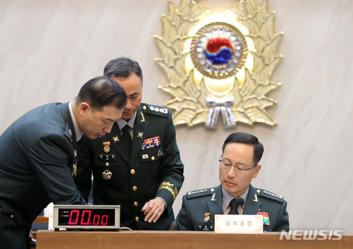 [계룡대=뉴시스] 강종민 기자 = 23일 충남 계룡대 육군본부에서 열린 국회 국방위원회의 육군본부에 대한 국정감사에서 박정환 육군참모총장이 답변자료를 보고 있다. 2023.10.23. ppkjm@newsis.com