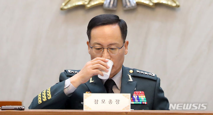 [계룡대=뉴시스] 강종민 기자 = 23일 충남 계룡대 육군본부에서 열린 국회 국방위원회의 육군본부에 대한 국정감사에서 박정환 육군참모총장이 물을 마시고 있다. 2023.10.23. ppkjm@newsis.com