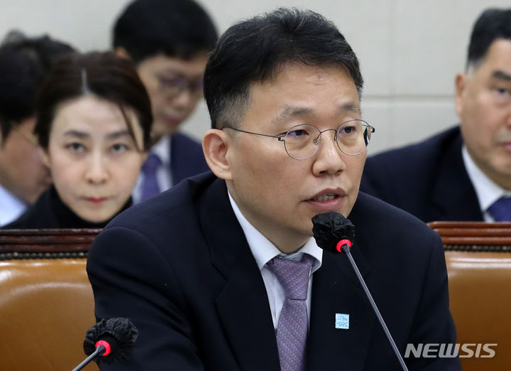 [서울=뉴시스] 이영환 기자 = 정익중 아동권리보장원장이 23일 오전 서울 여의도 국회에서 열린 보건복지위원회 국정감사에서 의원들의 질의에 답하고 있다. 2023.10.23. 20hwan@newsis.com