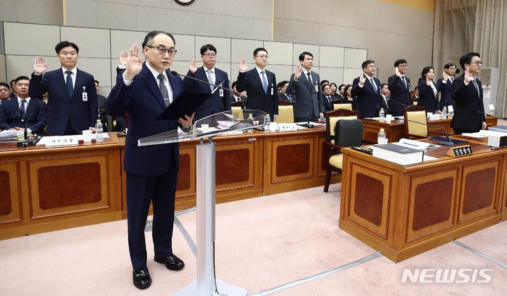 [서울=뉴시스] 국회사진기자단 = 이원석 검찰총장이 23일 서울 서초구 대검찰청에서 열린 국회 법제사법위원회의 대검찰청에 대한 국정감사에서 증인 선서를 하고 있다. 2023.10.23. photo@newsis.com