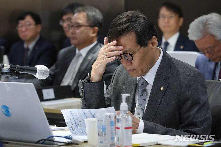 [서울=뉴시스] 권창회 기자 = 이창용 한국은행 총재가 23일 오전 서울 중구 한국은행에서 열린 2023년도 국회 기획재정위원회 한국은행 국정감사에서 자료를 살펴보고 있다. 2023.10.23. kch0523@newsis.com