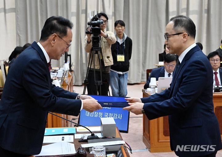 [서울=뉴시스] 국회사진기자단 = 이원석 검찰총장이 23일 서울 서초구 대검찰청에서 열린 국회 법제사법위원회의 대검찰청 국정감사에서 선서를 한 후 선서문을 김도읍 위원장에게 제출하고 있다. 2023.10.23. photo@newsis.com