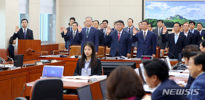 [서울=뉴시스] 추상철 기자 = 박종길 근로복지공단 이사장을 비롯한 고용노동부 산하기관 증인들이 23일 오전 서울 여의도 국회에서 열린 환경노동위원회의 국정감사에서 증인선서를 하고 있다. 2023.10.23. scchoo@newsis.com