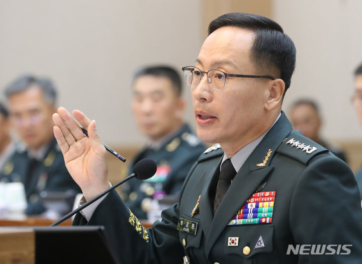 [계룡대=뉴시스] 강종민 기자 = 23일 충남 계룡대 육군본부에서 열린 국회 국방위원회의 육군본부에 대한 국정감사에서 박정환 육군참모총장이 답변하고 있다. 2023.10.23. ppkjm@newsis.com