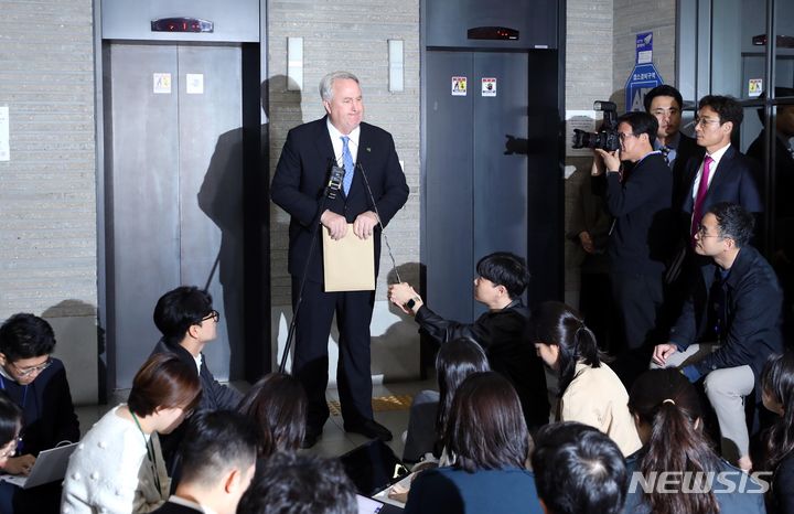 [서울=뉴시스] 조성봉 기자 = 인요한 국민의힘 혁신위원장이 23일 오전 서울 여의도 국민의힘 중앙당사에서 취재진에게 질문을 받고 있다. 2023.10.23. suncho21@newsis.com