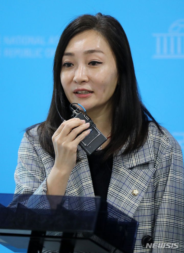 [서울=뉴시스] 고범준 기자 = 유정주 더불어민주당 의원이 23일 오후 서울 여의도 국회 소통관에서 열린 KBO의 관리 부실로 발생하는 프로야구 FA 뒷돈거래 의혹 관련 기자회견을 마치고 취재진 질문에 답변하고 있다. 2023.10.23. bjko@newsis.com