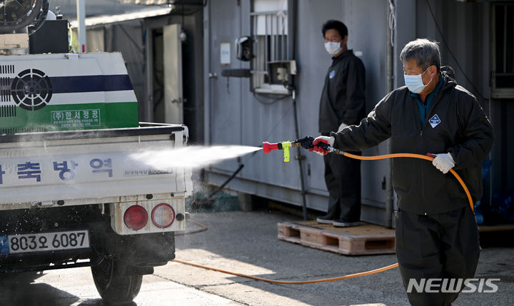 [담양=뉴시스] 이영주 기자 = 가을 끝 무렵에 접어든 11월에도 밤마다 모기가 기승을 부려 많은 이들이 괴로움을 호소하고 있다. 사진은 모기 등 흡혈 곤충에 의해 주로 전파되는 바이러스성 질병인 럼피스킨병이 국내에 확산하자 지난달 23일 전남 담양군 거점소독시설에서 방역차량을 대상으로 한 소독을 하고 있는 모습. 2023.10.23. leeyj2578@newsis.com