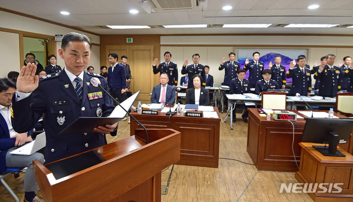 [대구=뉴시스] 이무열 기자 = 김수영 대구경찰청장이 23일 대구 수성구 대구경찰청사에서 열린 국회 행정안전위원회의 대구경찰청에 대한 국정감사에서 선서를 하고 있다. 2023.10.23. lmy@newsis.com