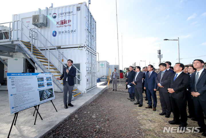 [제주=뉴시스] 우장호 기자 = 산업통상자원부와 도내외 재생에너지 관계자들이 23일 오후 제주시 구좌읍 행원리 CFI 미래관에 조성된 3㎿ 그린수소 생산시설을 둘러보고 있다. 2023.10.23. woo1223@newsis.com