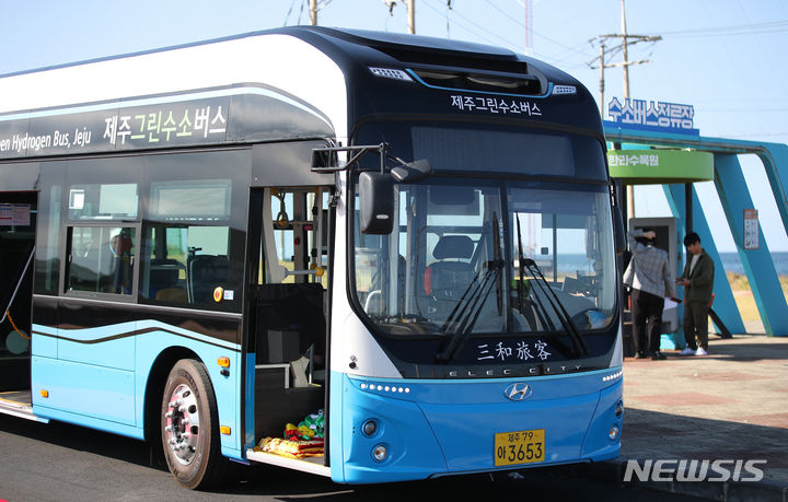 [제주=뉴시스] 우장호 기자 = 지난해 10월23일 오후 제주시 구좌읍 행원리 CFI 미래관에 조성된 3㎿ 그린수소 생산시설에서 국내 최초 그린수소 생태계구축 그린수소 버스 공식 개통 기념 행사가 열리고 있는 모습. 2023.10.23. woo1223@newsis.com